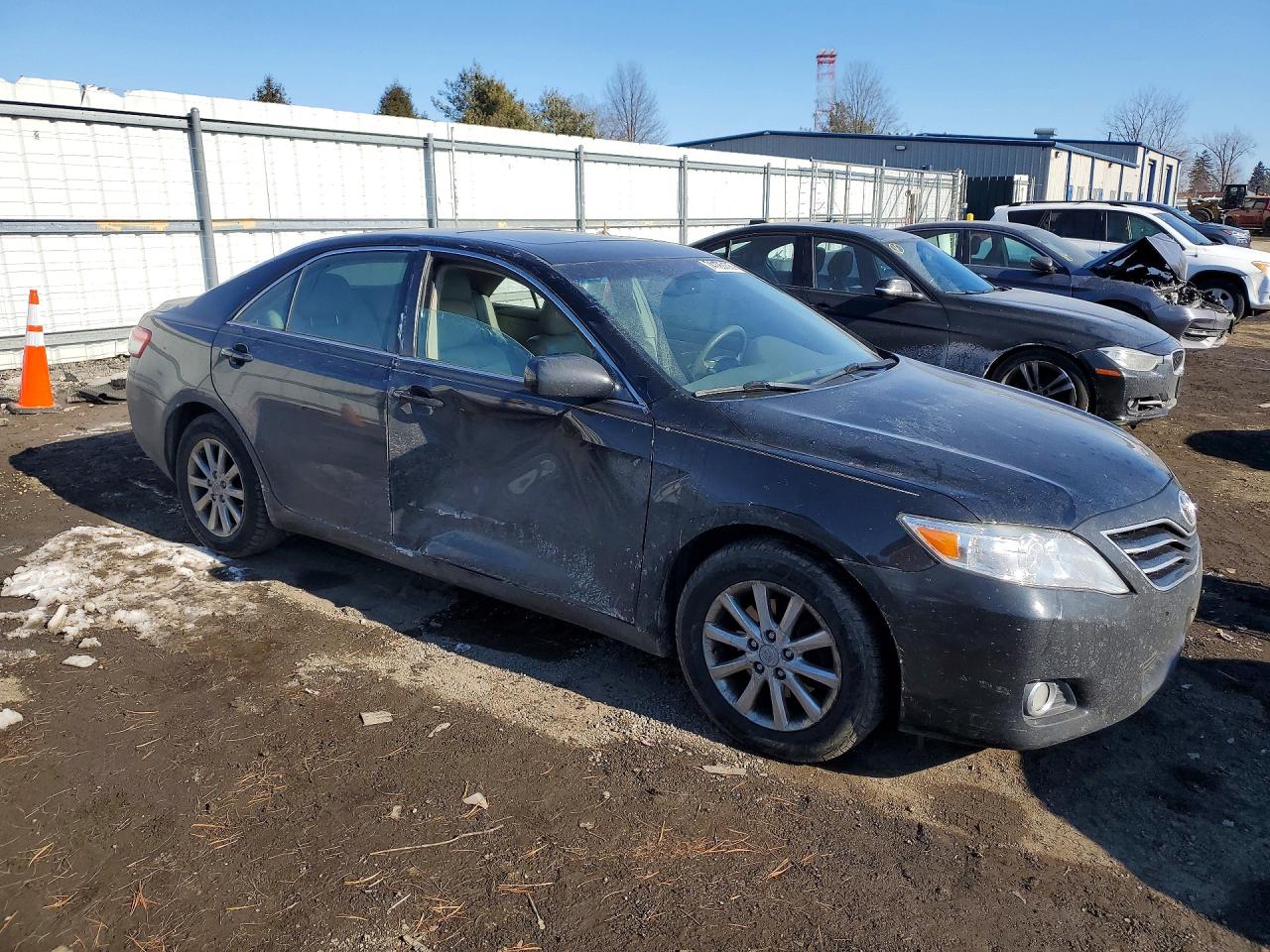 2011 TOYOTA CAMRY XLE photo 4