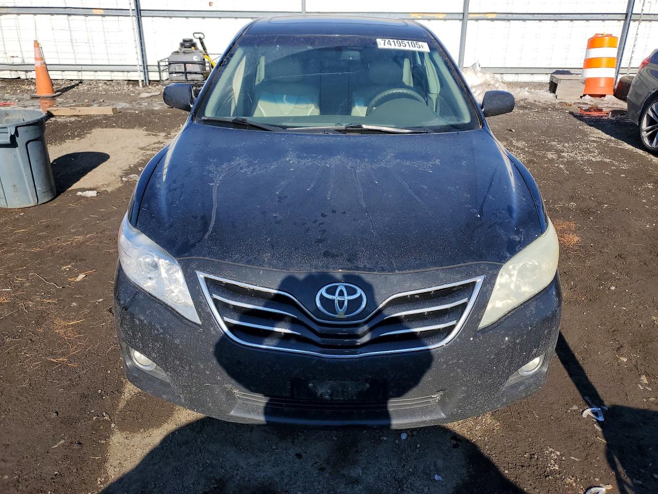 2011 TOYOTA CAMRY XLE photo 5