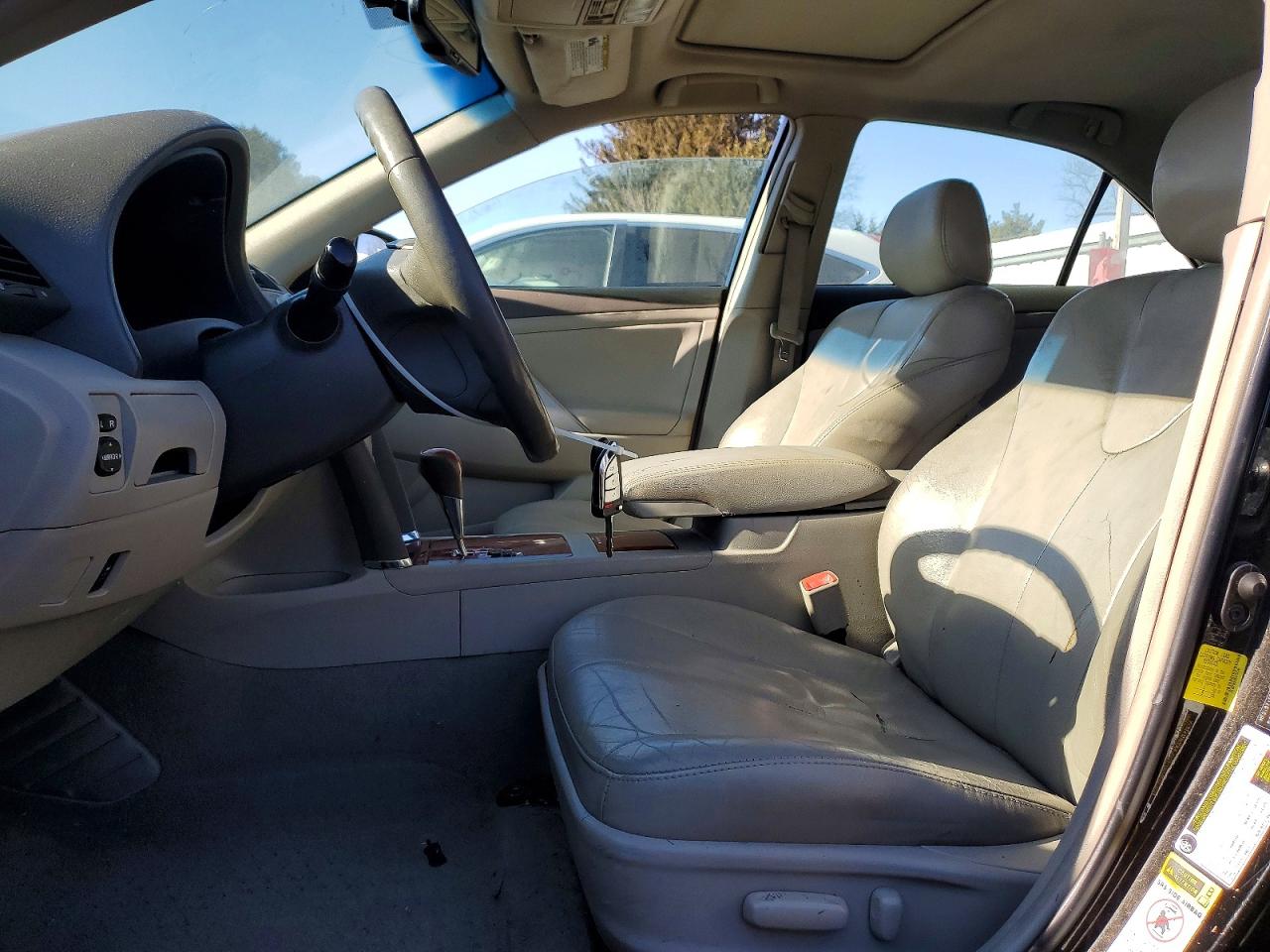 2011 TOYOTA CAMRY XLE photo 7