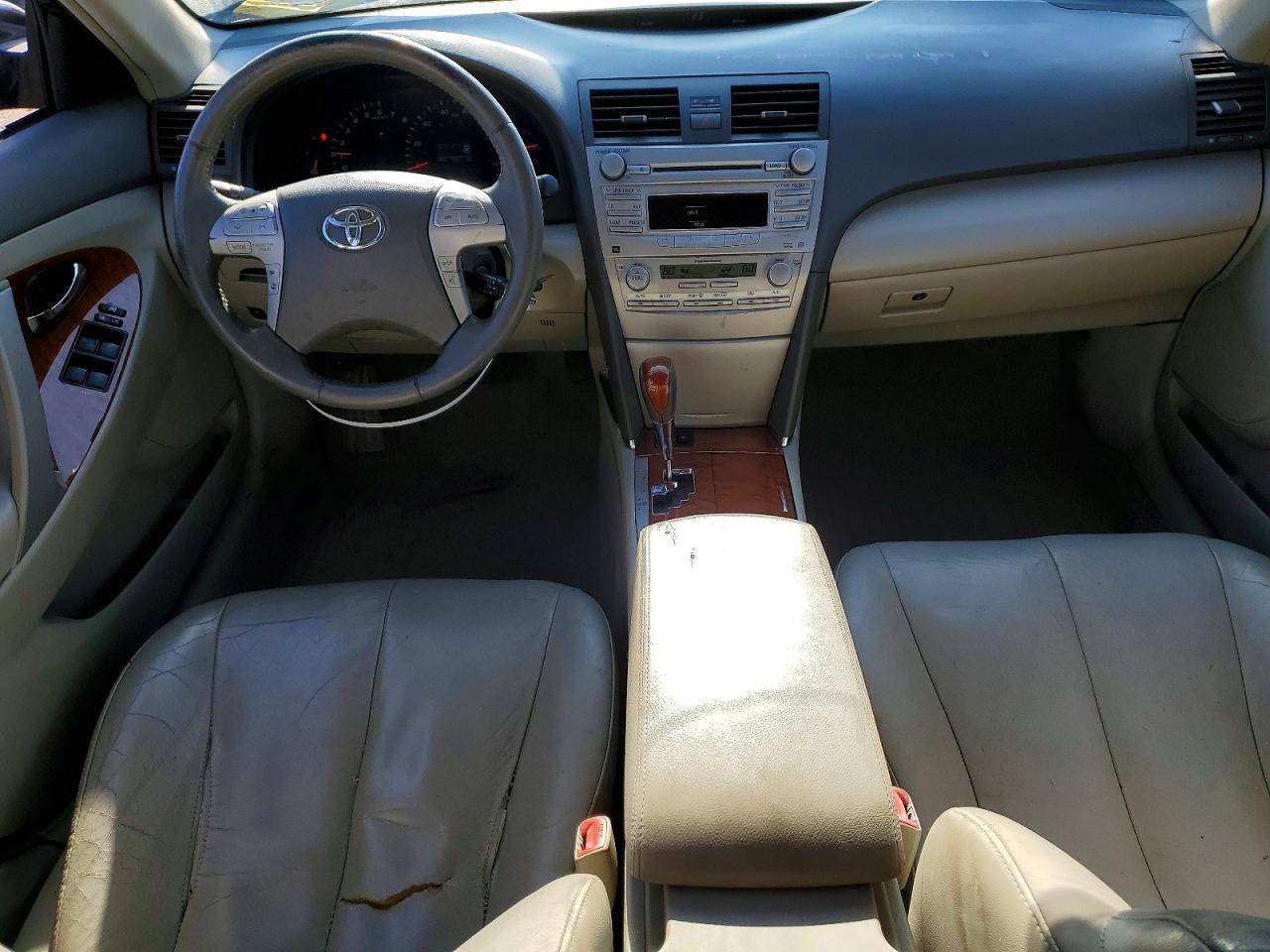 2011 TOYOTA CAMRY XLE photo 8