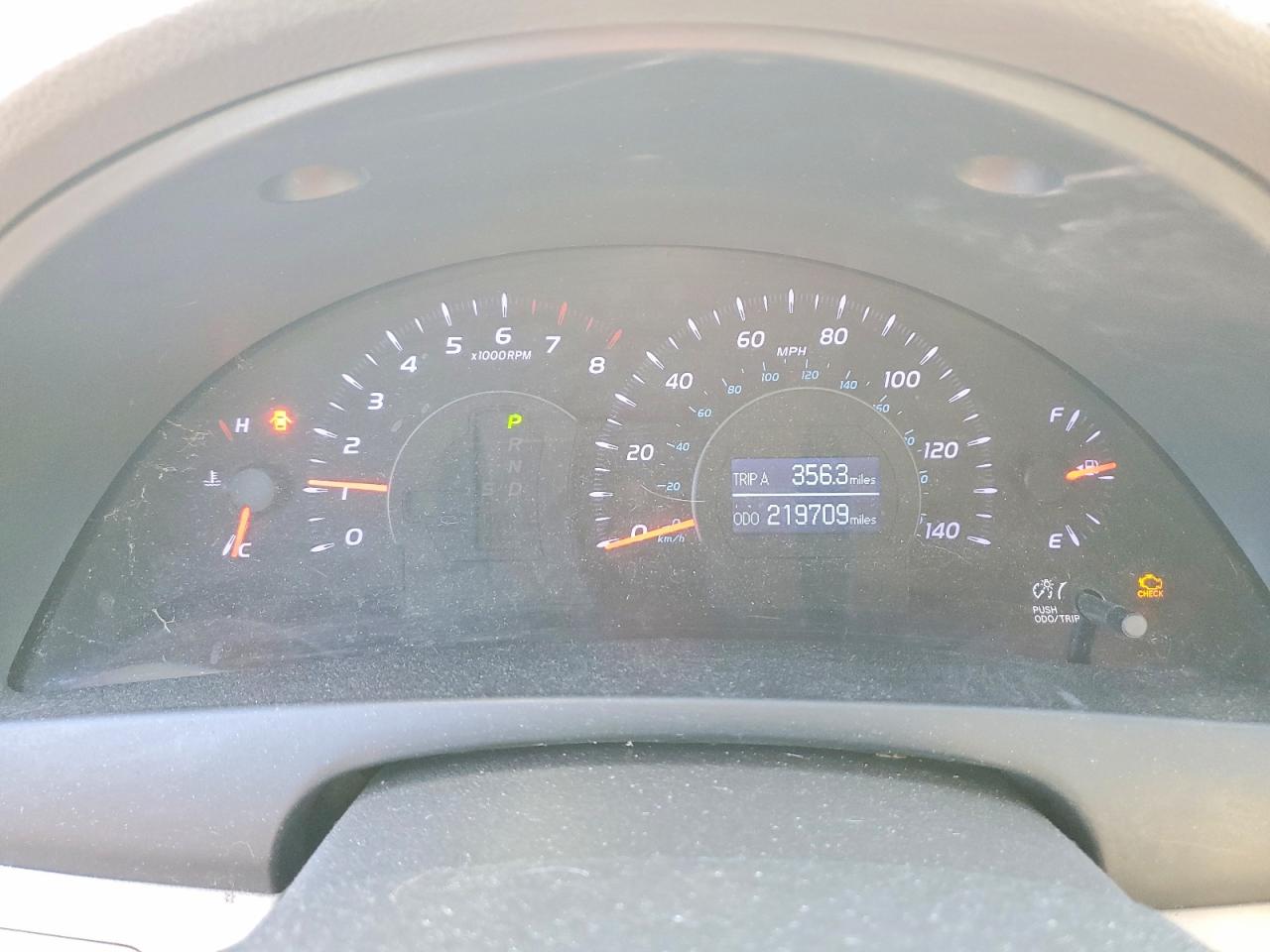 2011 TOYOTA CAMRY XLE photo 9