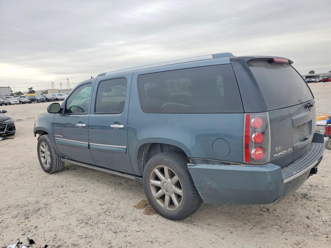 2008 GMC YUKON XL DENALI photo 3