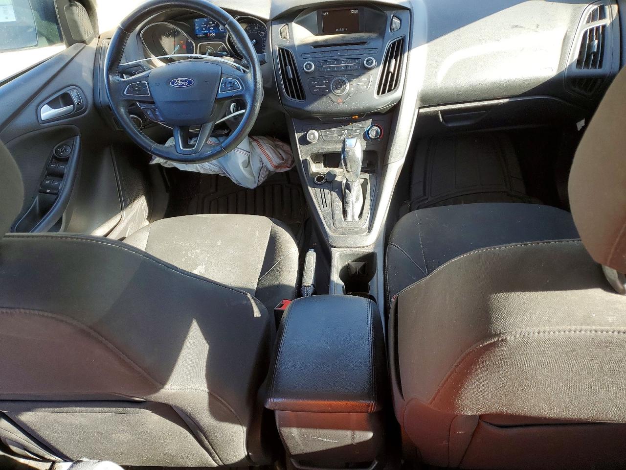 2015 FORD FOCUS SE photo 8