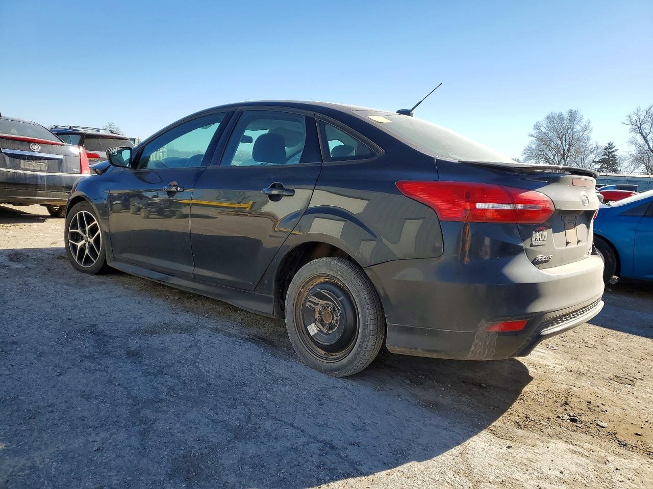 2015 FORD FOCUS SE photo 2