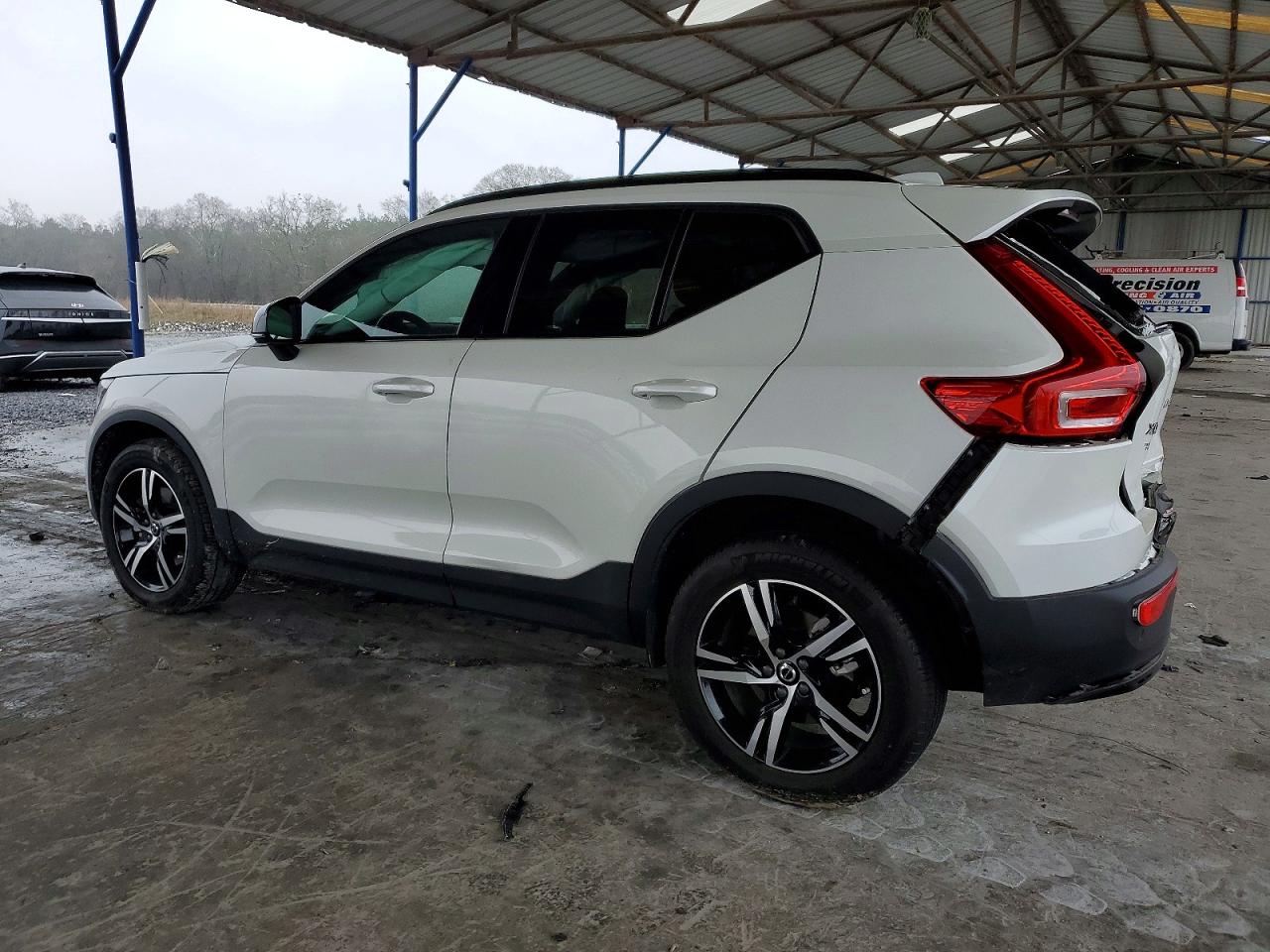 2024 VOLVO XC40 CORE photo 2