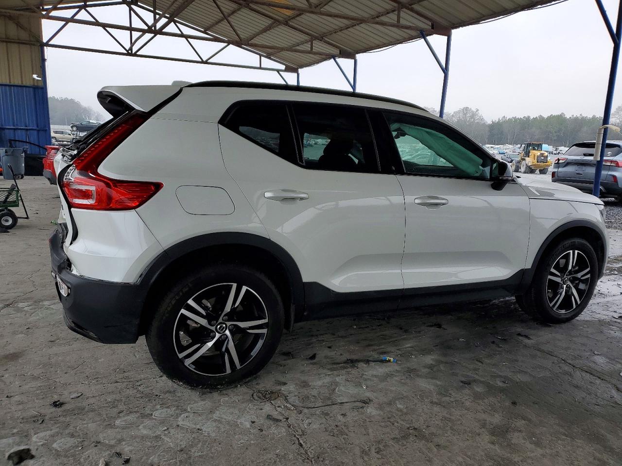 2024 VOLVO XC40 CORE photo 3