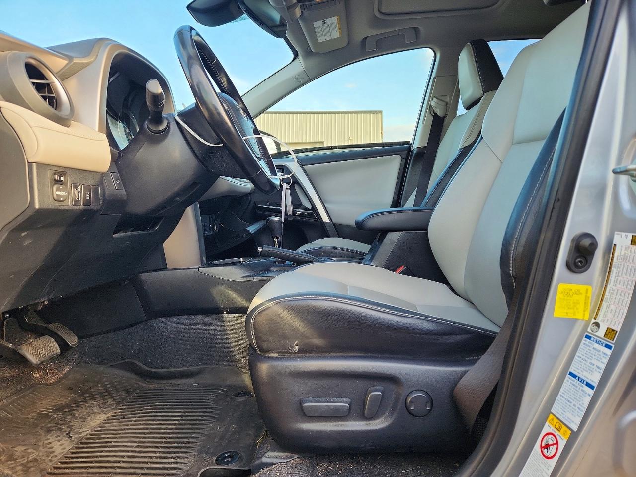 2017 TOYOTA RAV4 HV LIMITED photo 14