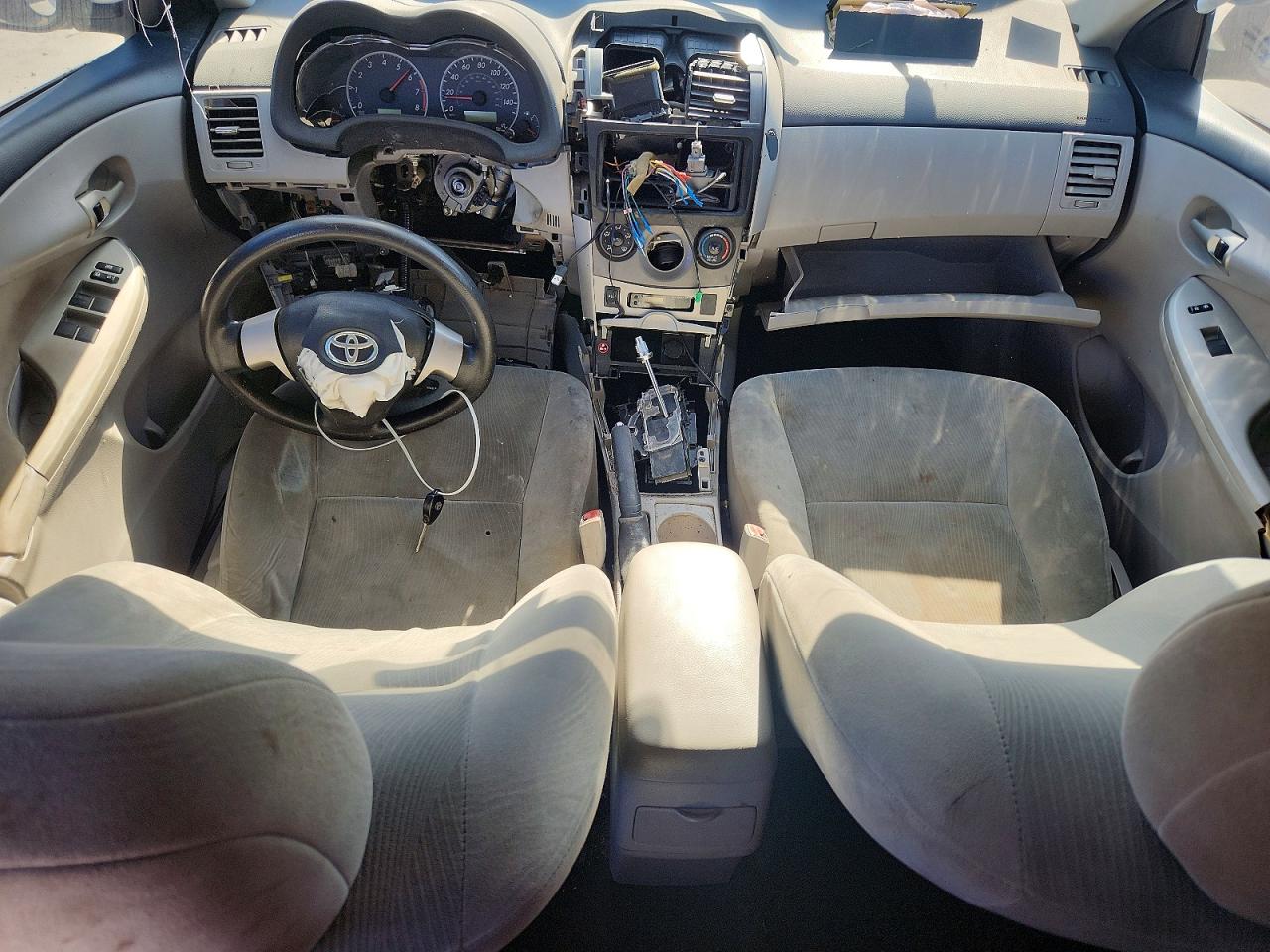 2011 TOYOTA COROLLA LE photo 22