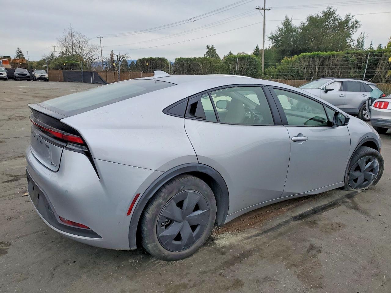 2025 TOYOTA PRIUS LE photo 3