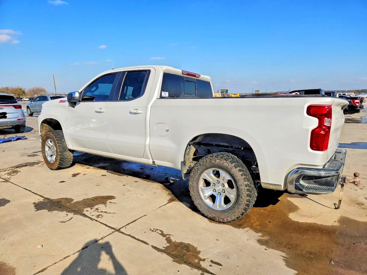 2019 CHEVROLET SILVERADO K1500 LT photo 2