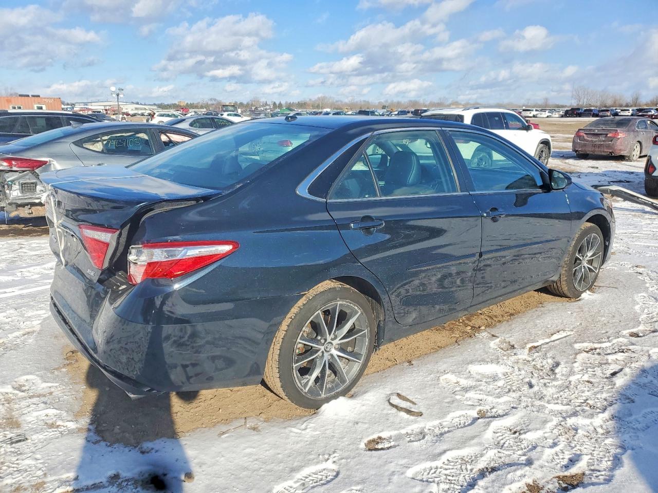 2017 TOYOTA CAMRY XSE photo 3