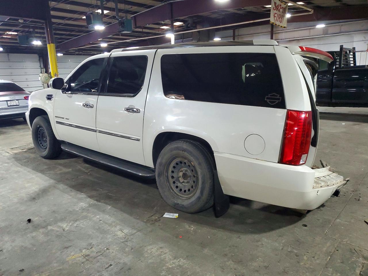 2011 CADILLAC ESCALADE ESV LUXURY photo 2