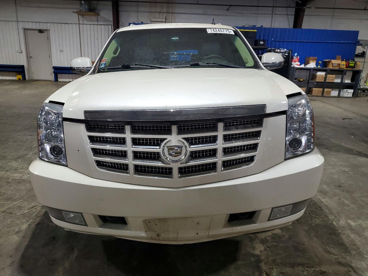 2011 CADILLAC ESCALADE ESV LUXURY photo 5
