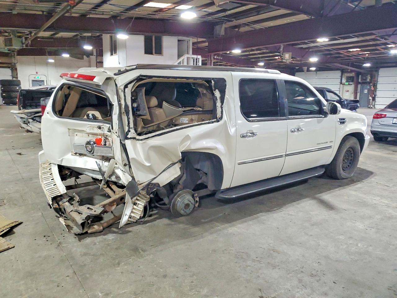2011 CADILLAC ESCALADE ESV LUXURY photo 3