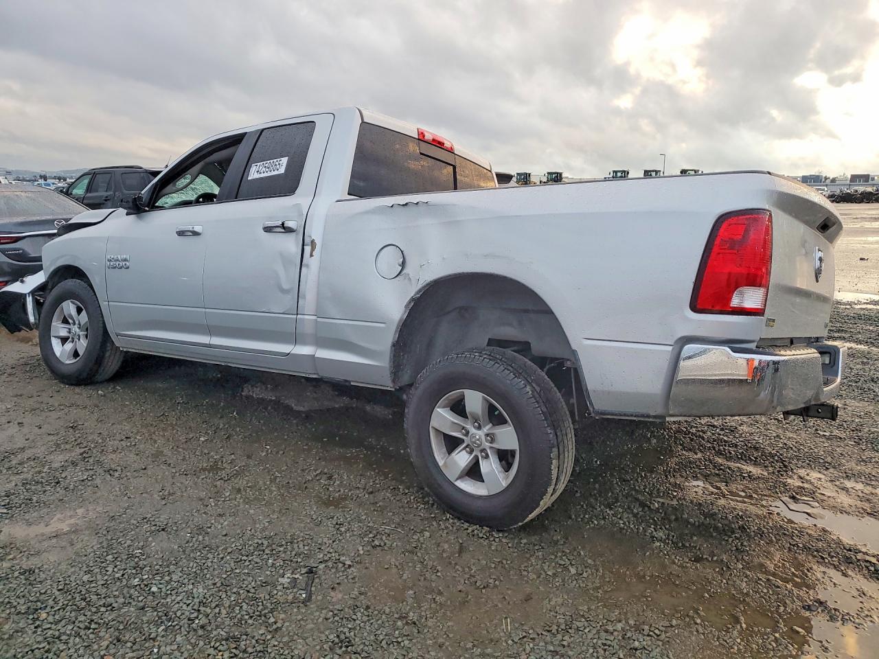 2017 RAM 1500 SLT photo 4