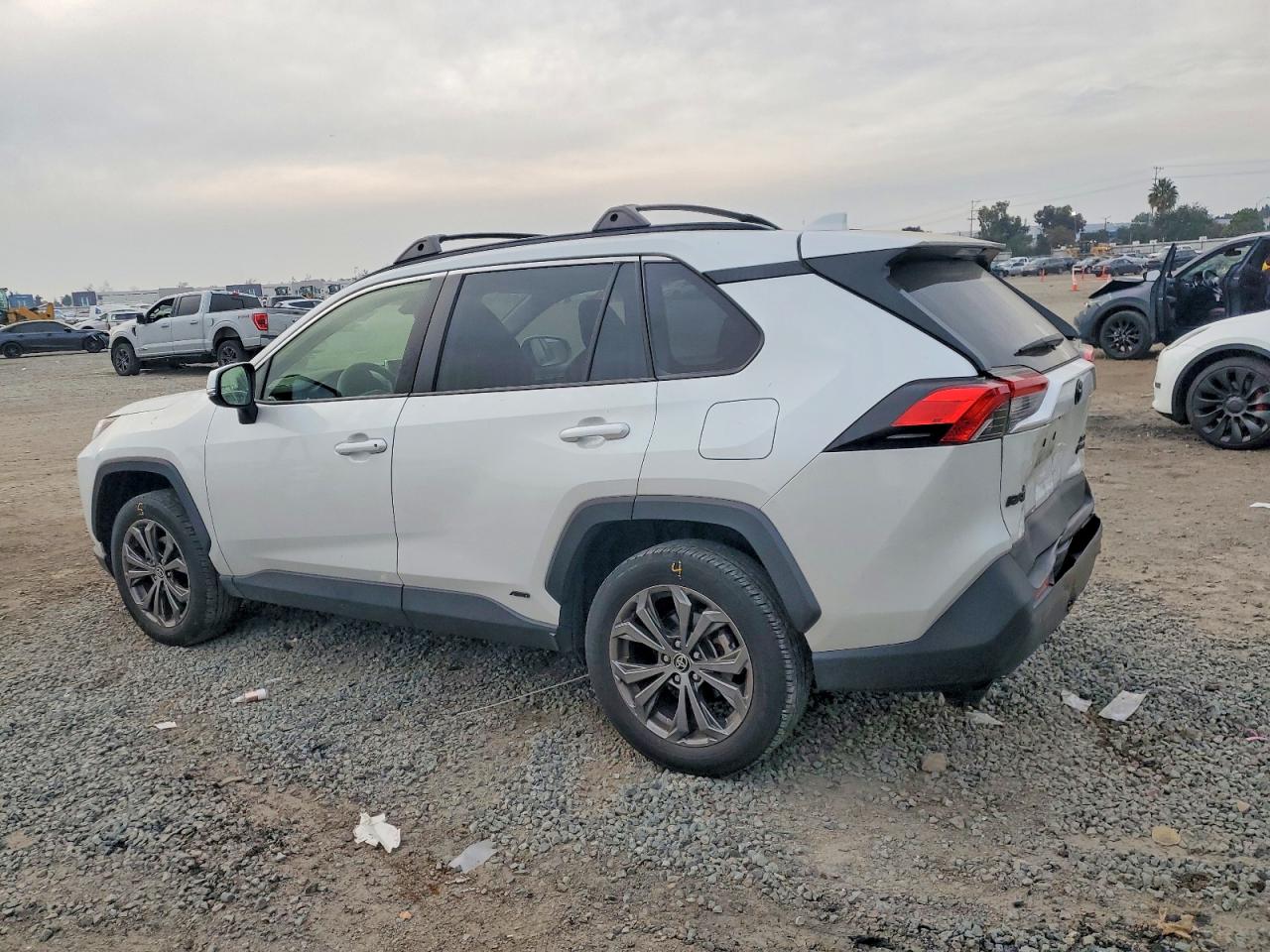 2024 TOYOTA RAV4 XLE PREMIUM photo 2