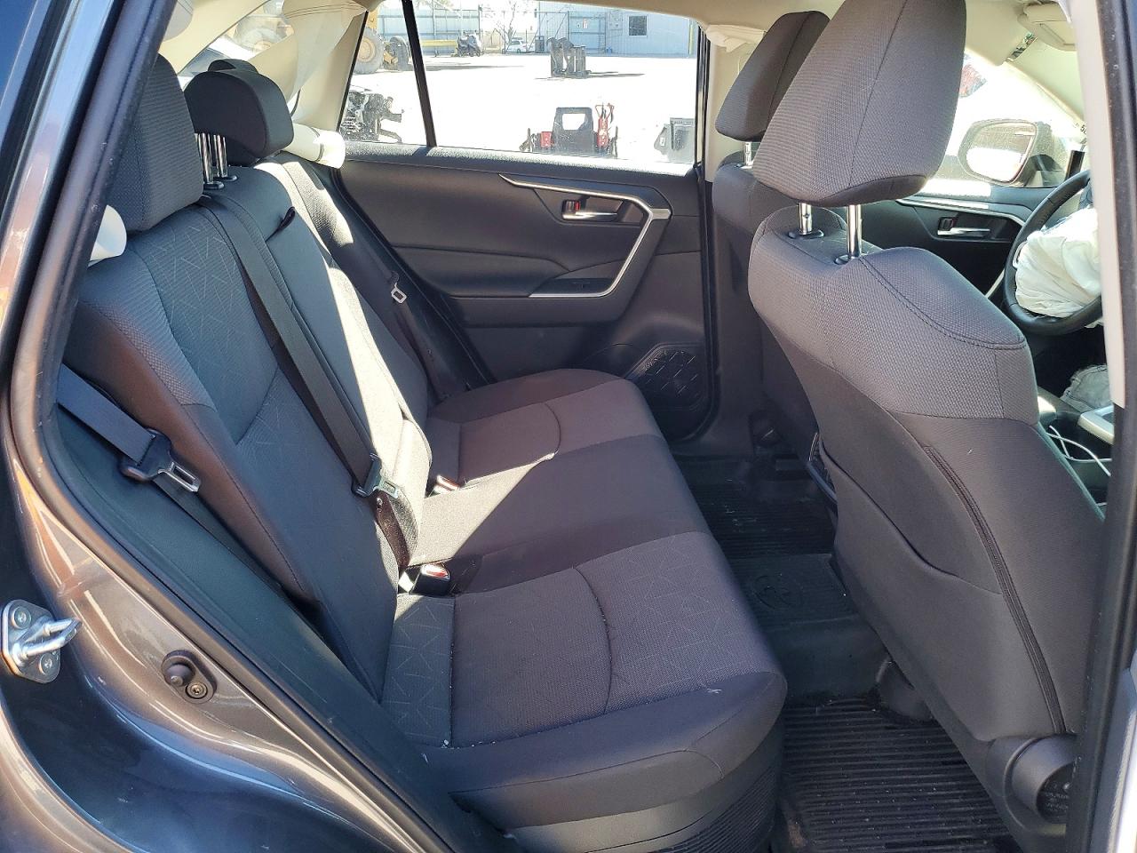 2022 TOYOTA RAV4 XLE photo 31