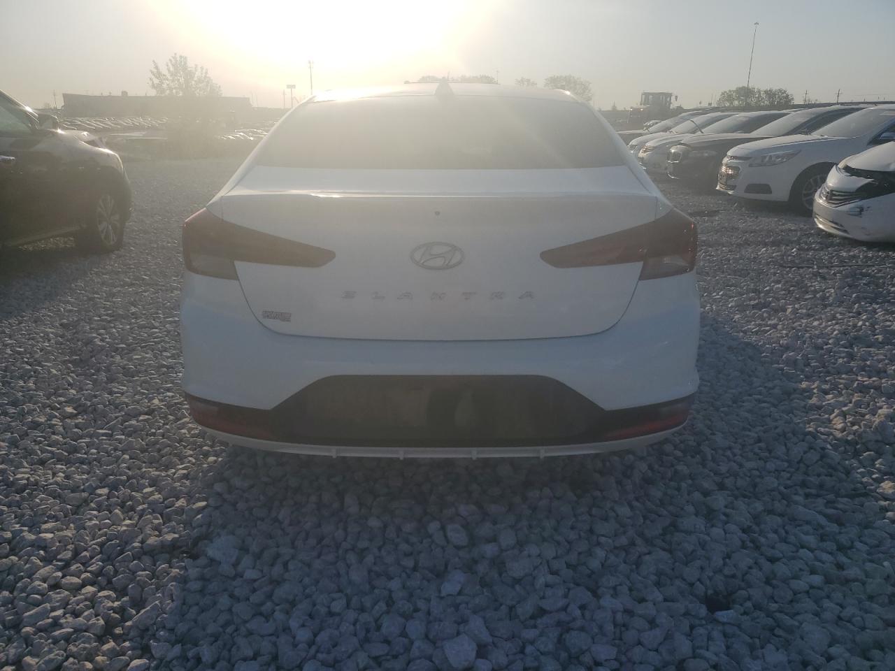 2019 HYUNDAI ELANTRA SEL photo 16
