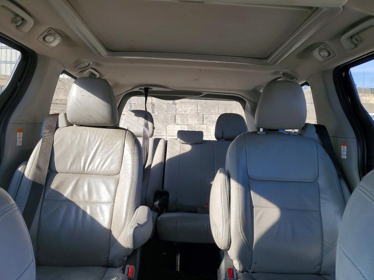 2016 TOYOTA SIENNA XLE photo 19