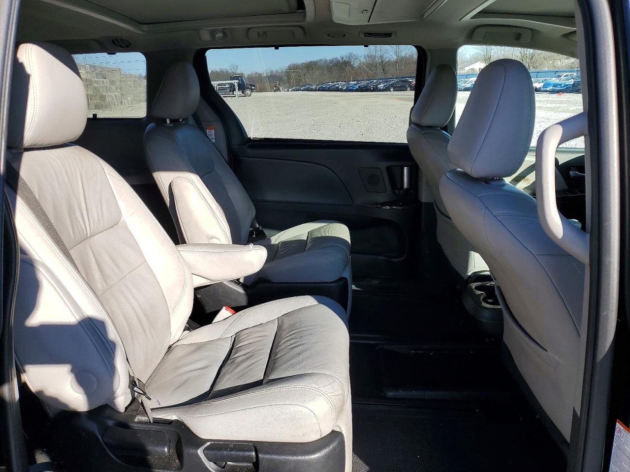2016 TOYOTA SIENNA XLE photo 21