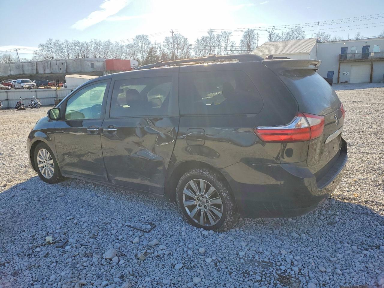 2016 TOYOTA SIENNA XLE photo 3