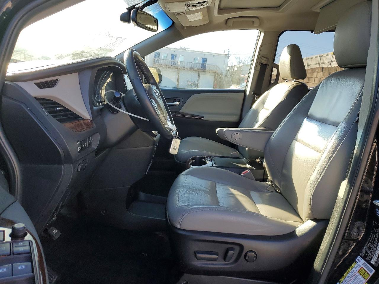 2016 TOYOTA SIENNA XLE photo 13