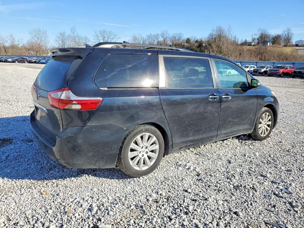 2016 TOYOTA SIENNA XLE photo 5