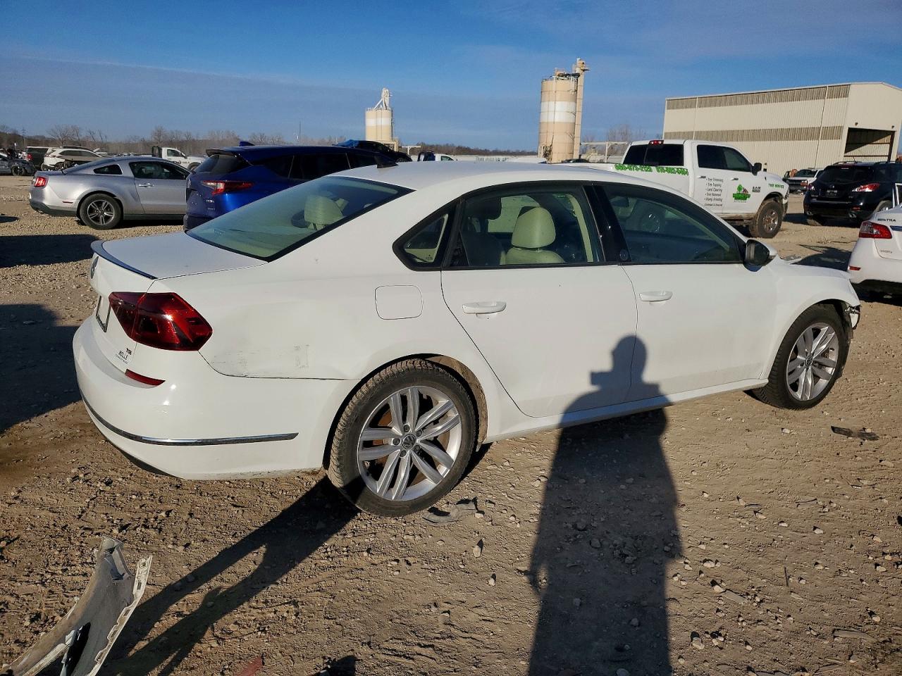 2019 VOLKSWAGEN PASSAT WOLFSBURG photo 3
