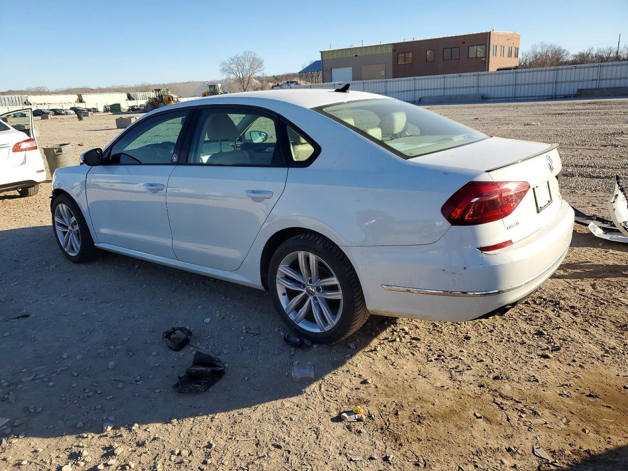 2019 VOLKSWAGEN PASSAT WOLFSBURG photo 2