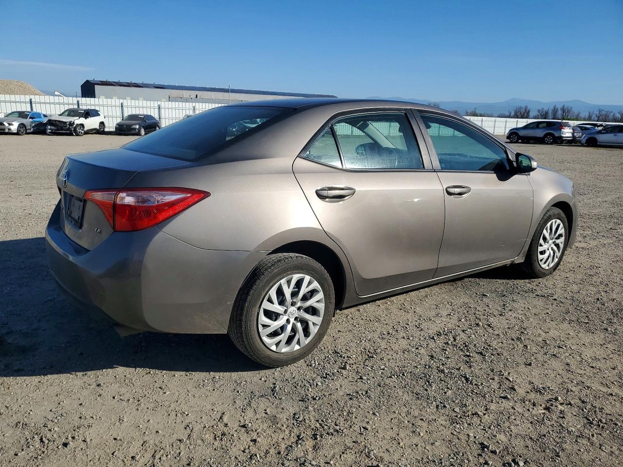 2018 TOYOTA COROLLA L photo 3