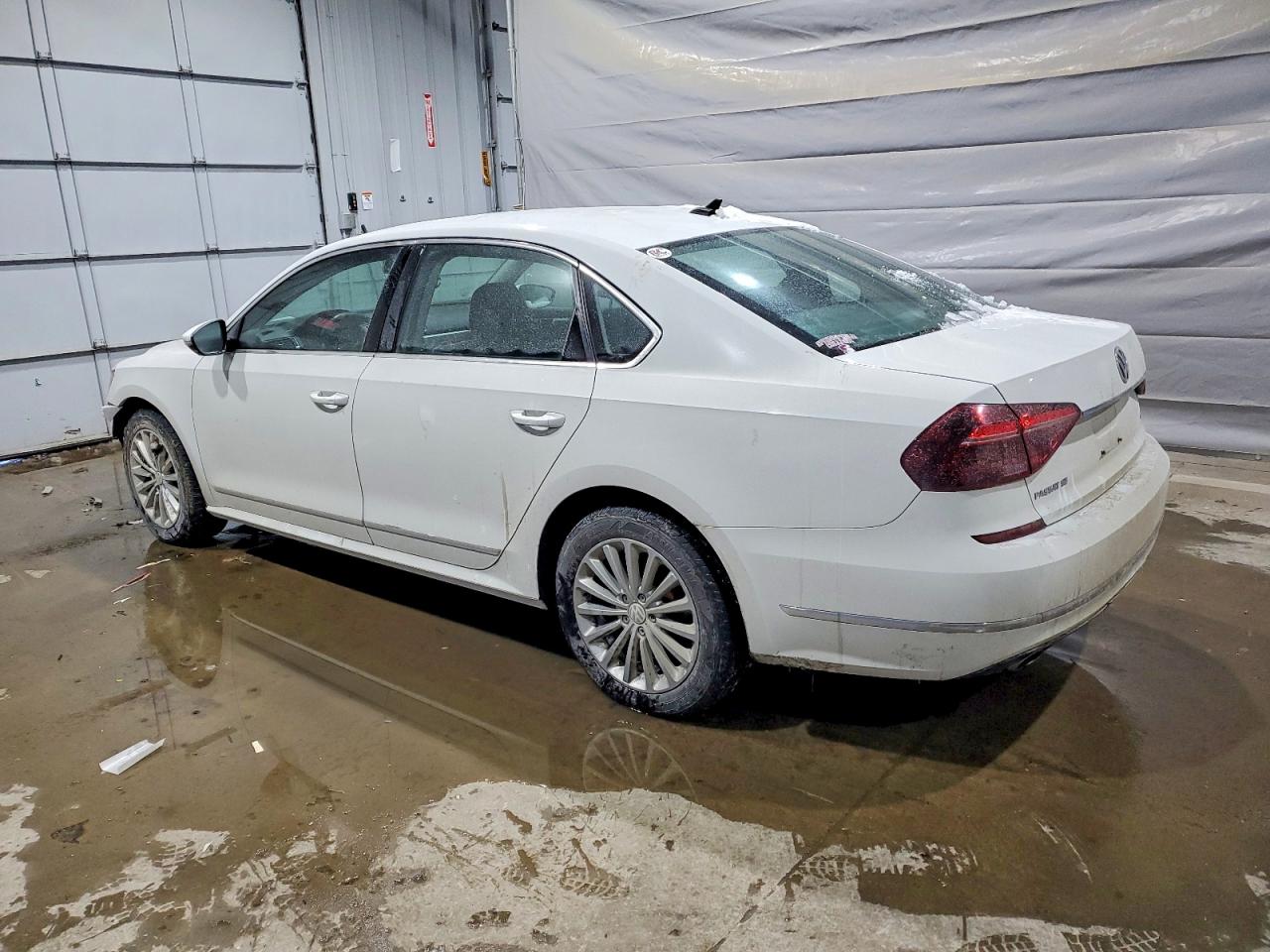 2017 VOLKSWAGEN PASSAT SE photo 4
