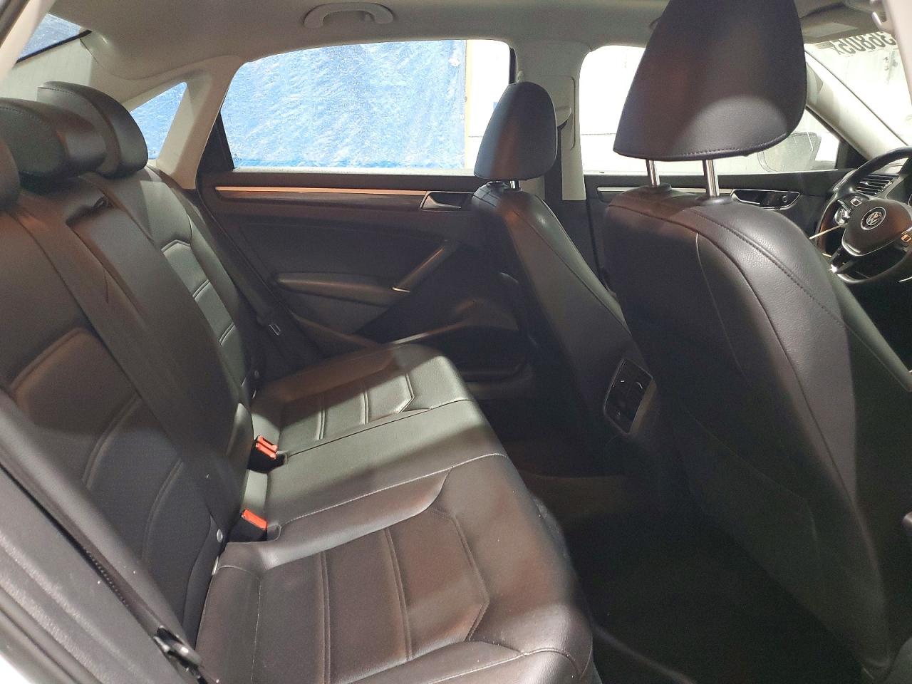 2017 VOLKSWAGEN PASSAT SE photo 28