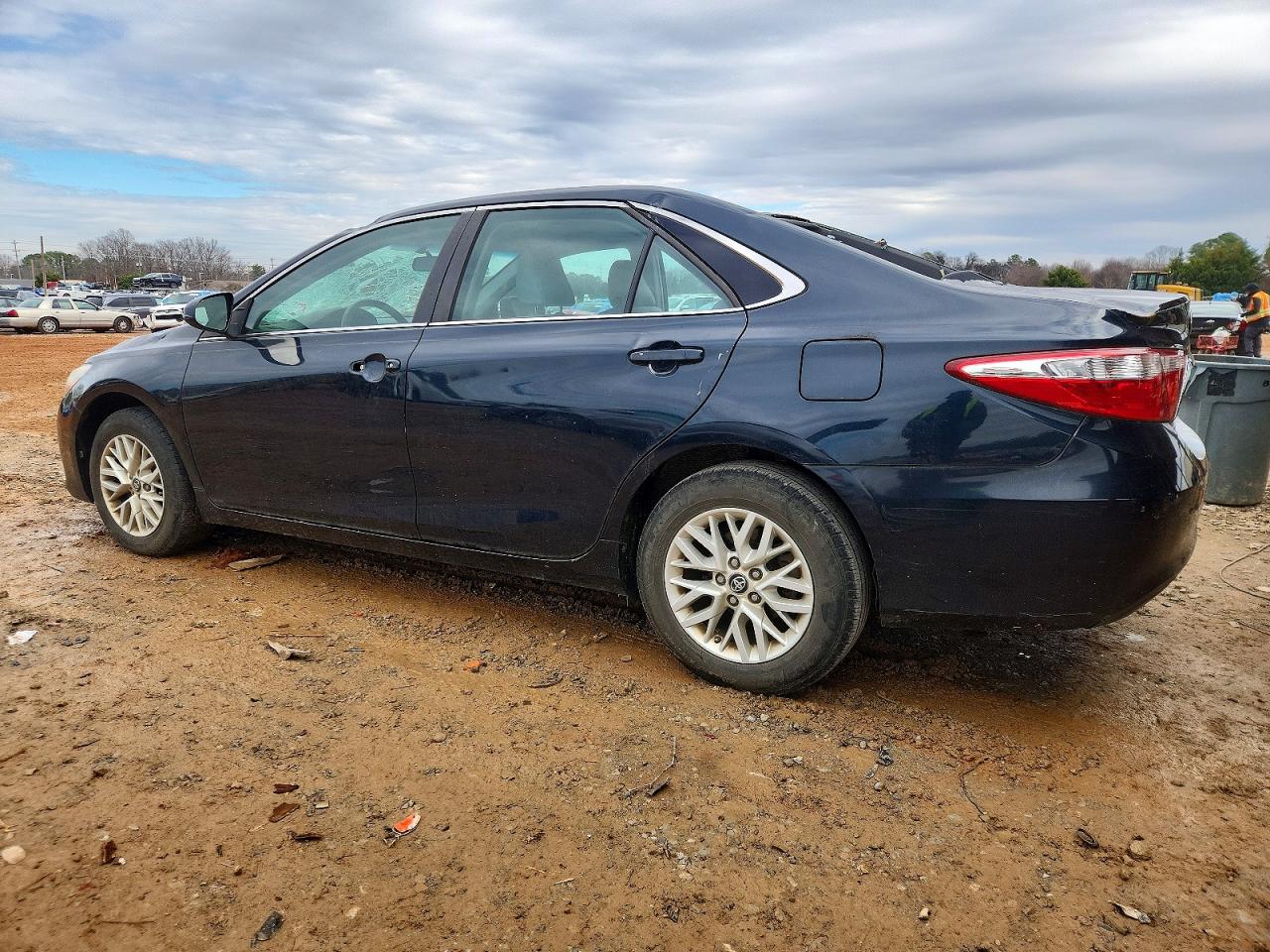2017 TOYOTA CAMRY LE photo 4