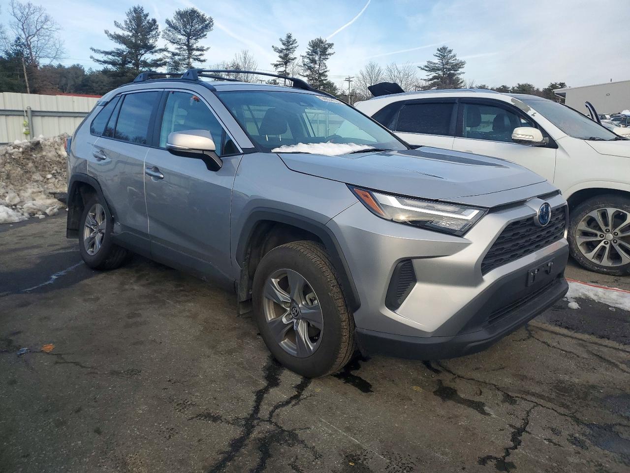 2024 TOYOTA RAV4 XLE photo 4