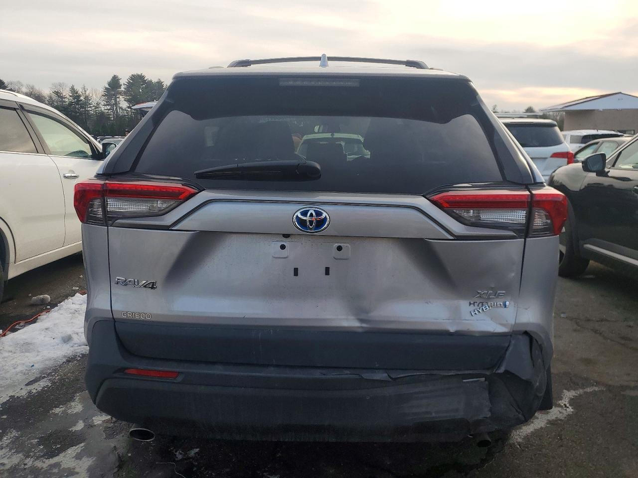2024 TOYOTA RAV4 XLE photo 6