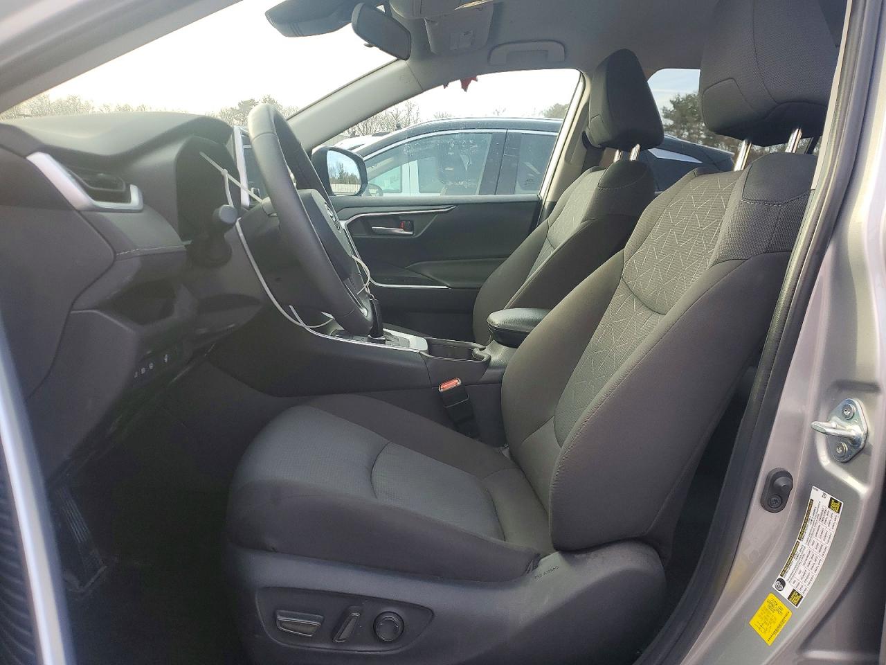 2024 TOYOTA RAV4 XLE photo 7