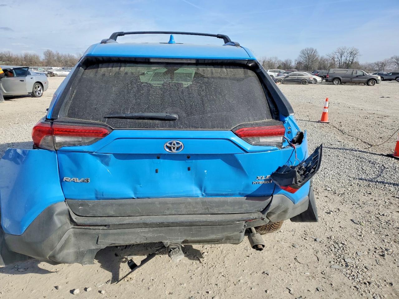 2021 TOYOTA RAV4 XLE photo 6