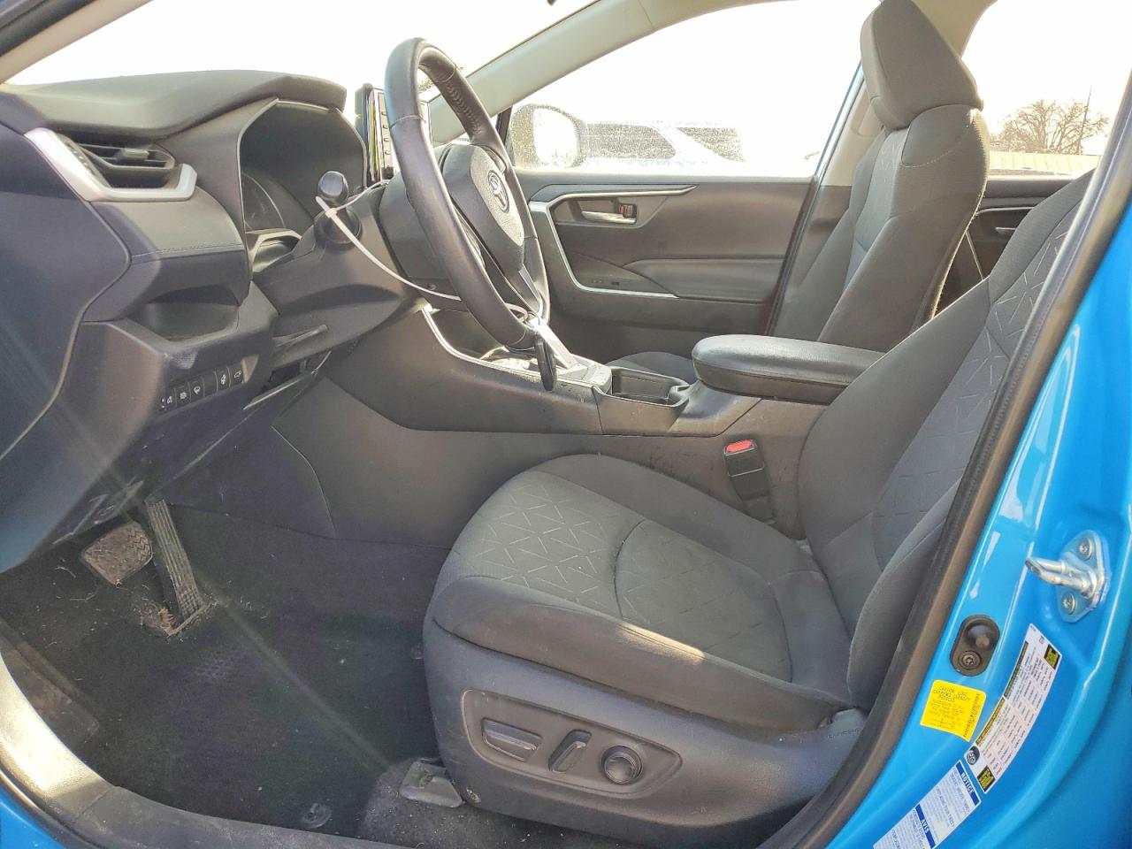 2021 TOYOTA RAV4 XLE photo 7