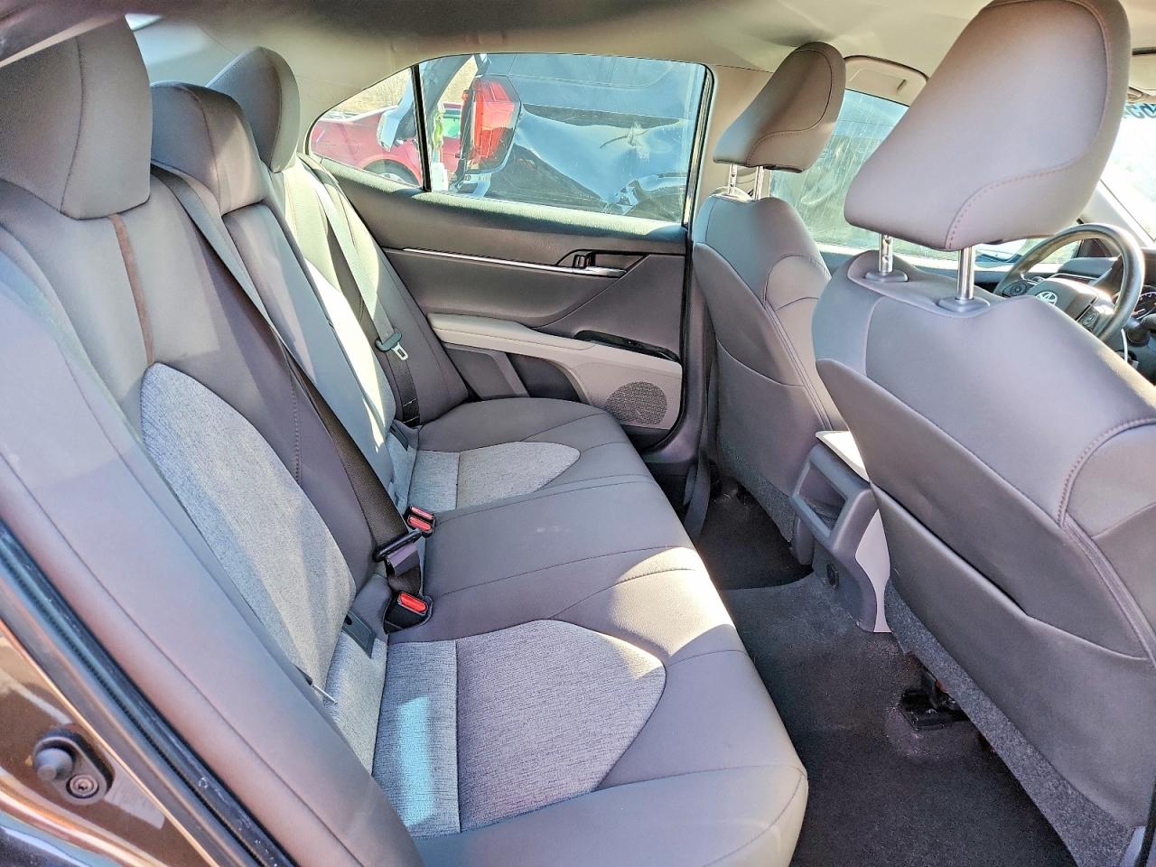 2019 TOYOTA CAMRY LE photo 19