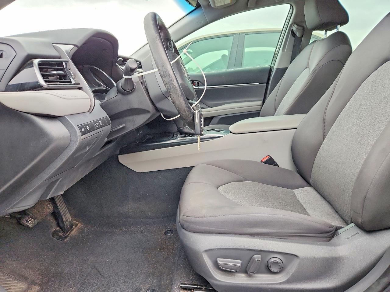 2019 TOYOTA CAMRY LE photo 13