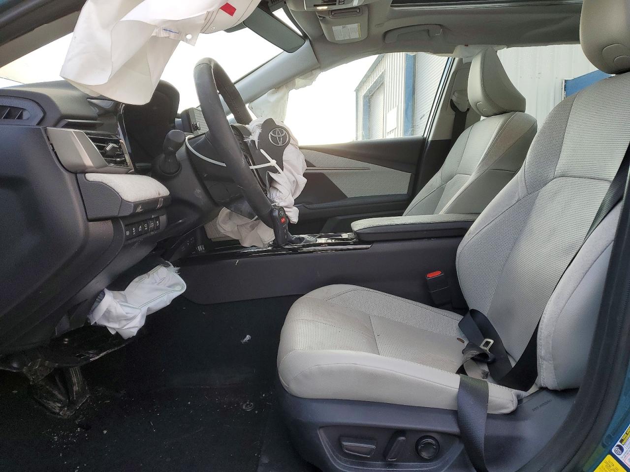 2025 TOYOTA CAMRY XLE photo 13