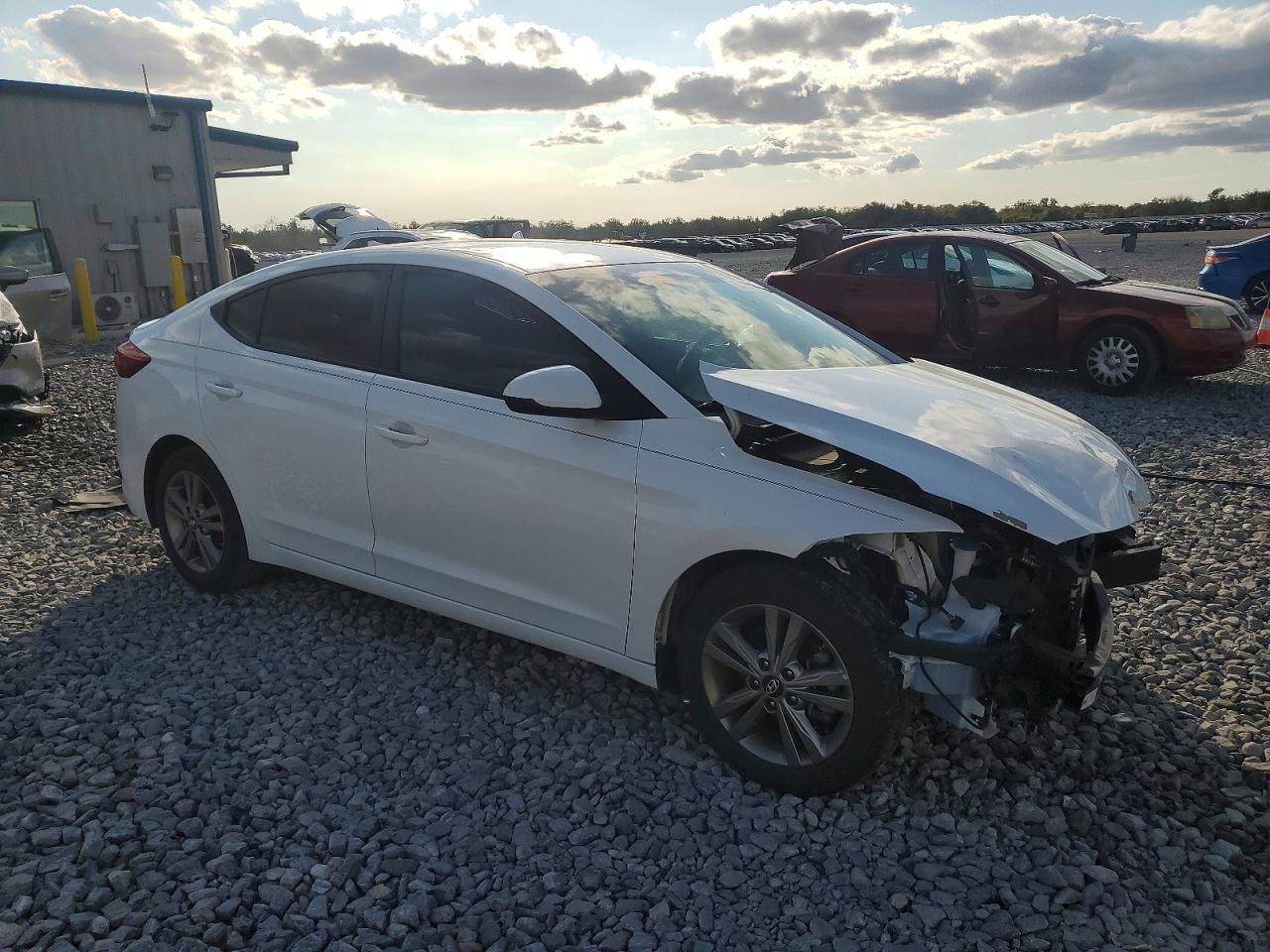 2017 HYUNDAI ELANTRA SE photo 4