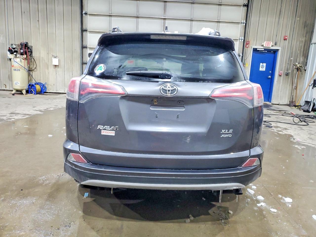 2018 TOYOTA RAV4 XLE photo 16