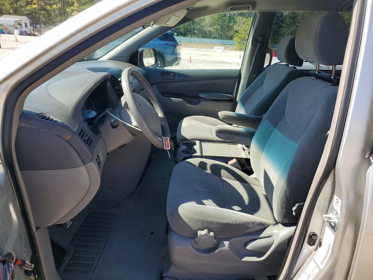 2004 TOYOTA SIENNA LE 7 PASSENGER photo 13