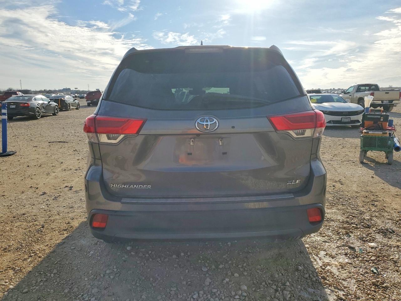 2019 TOYOTA HIGHLANDER photo 11