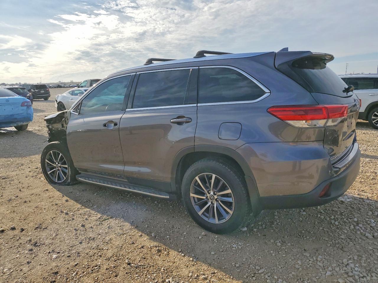 2019 TOYOTA HIGHLANDER photo 3