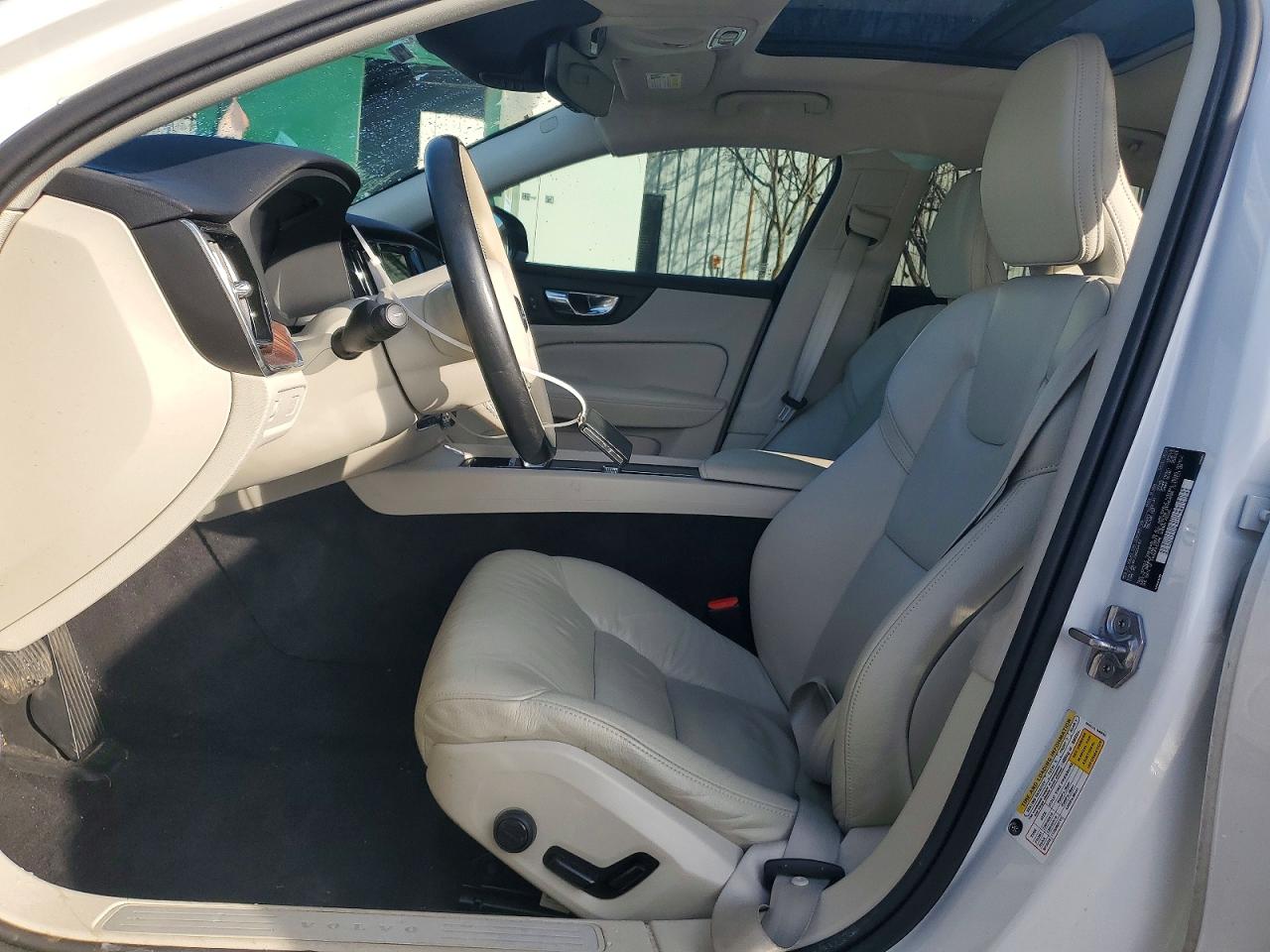 2022 VOLVO S60 B5 MOMENTUM photo 19