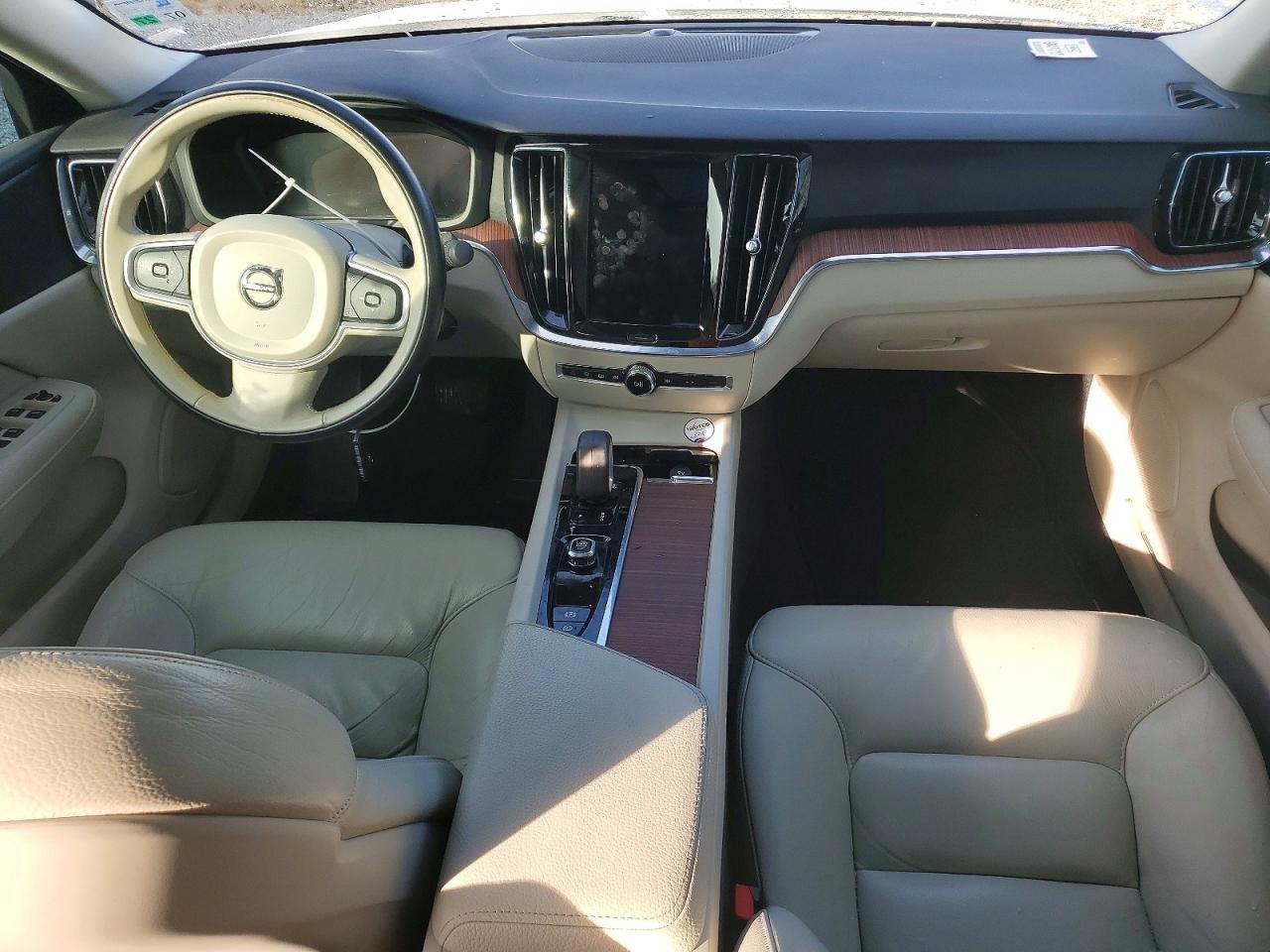2022 VOLVO S60 B5 MOMENTUM photo 22