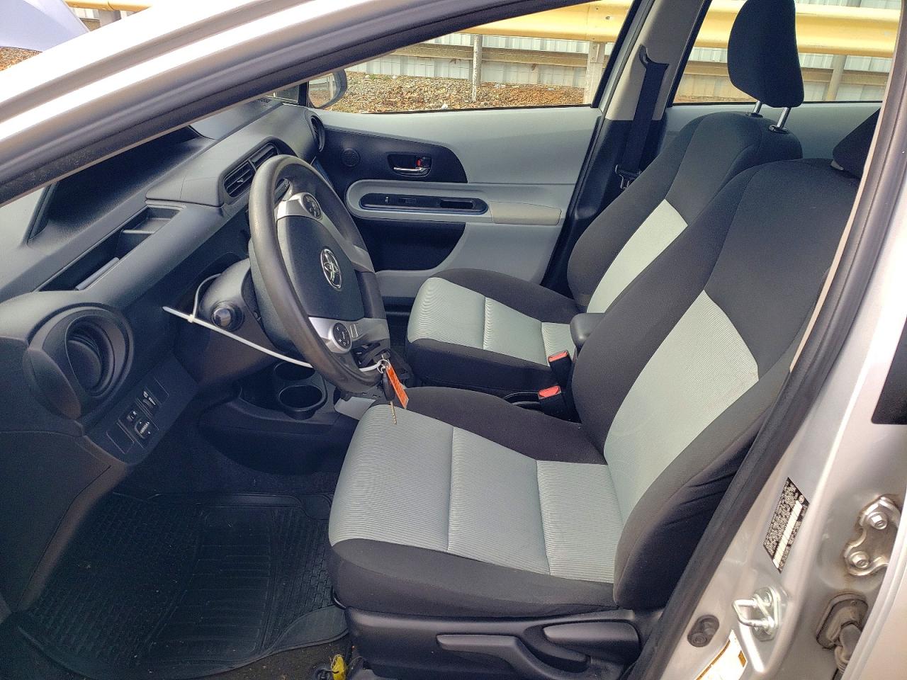 2013 TOYOTA PRIUS C photo 13