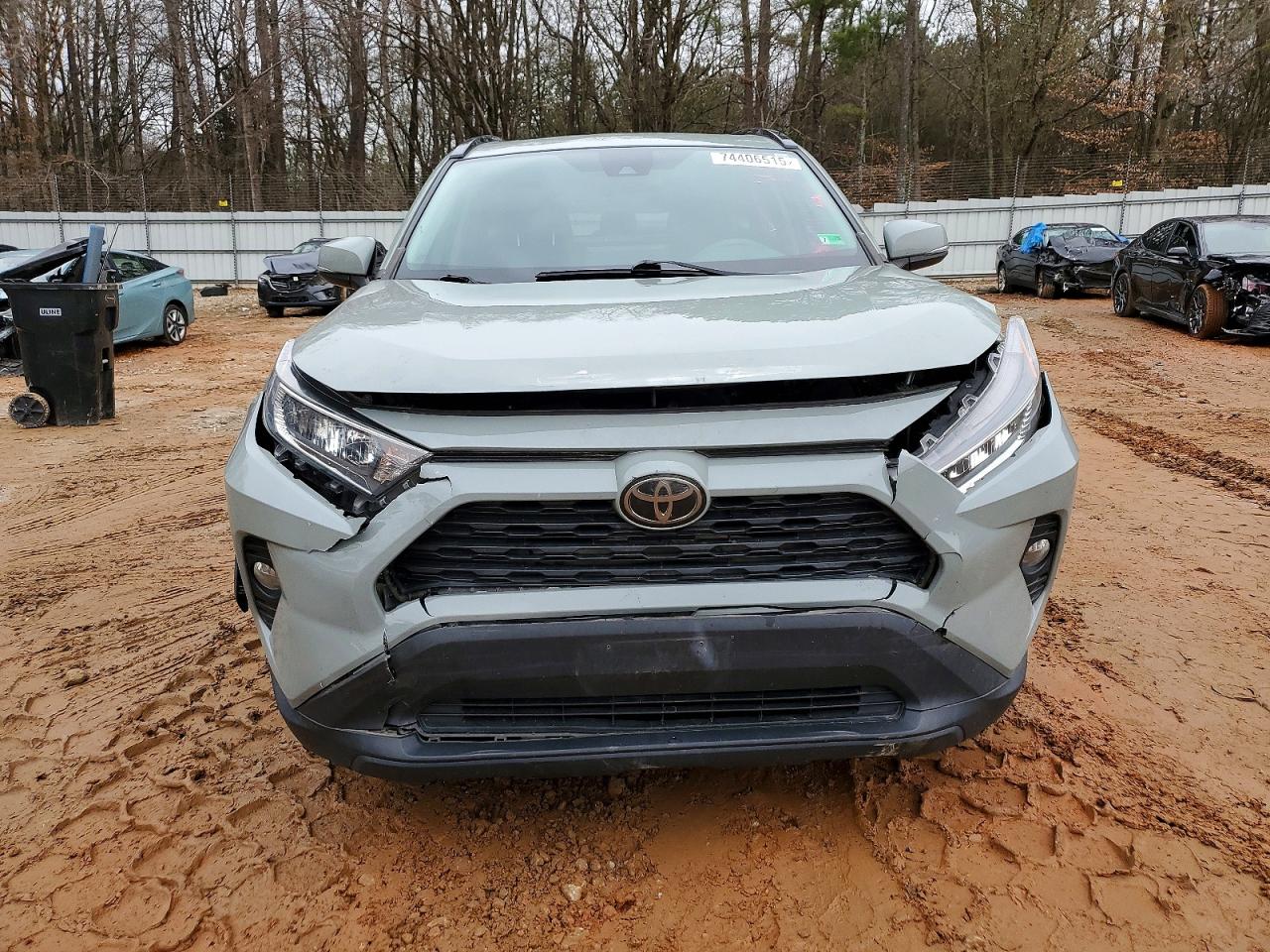 2019 TOYOTA RAV4 XLE photo 9
